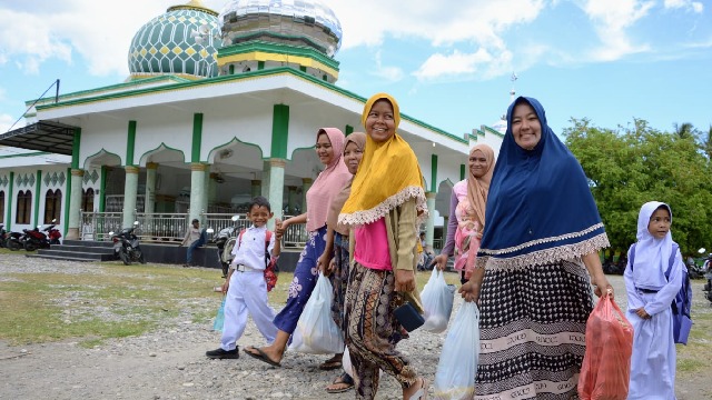 Warga Lampanah Leungah Serbu Pasar Murah