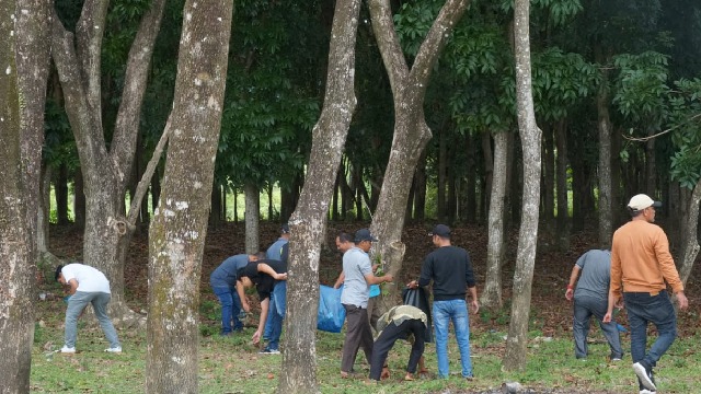 Satu Jam Pungut Sampah di Aceh Besar
