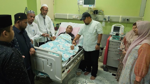 Ulama kharismatik Aceh Besar Waled Seulimuem Dirawan di RSUDZA