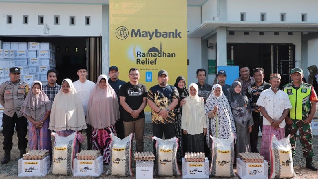 Maybank Bagikan 430 Paket Ramadhan kepada Warga Kuta Cot Glie