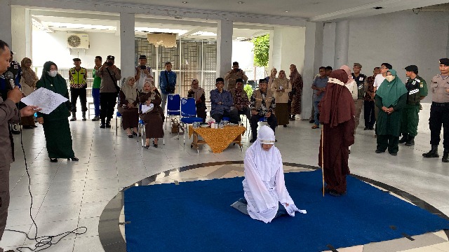 Dua Pasangan Kedatapan Mesum Dihukum Cambuk di Banda Aceh, Satu Pasangan Mesum di Parkiran Umum