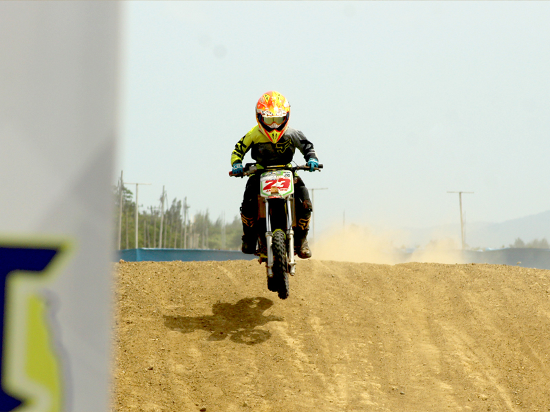 Yetuk kokraklar porno video