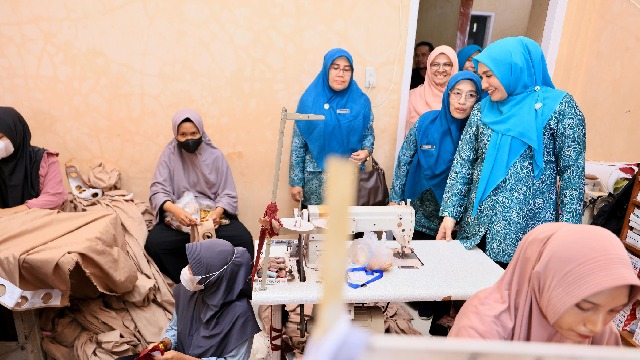 Ketua Dekranasda Aceh Kagumi Kualitas dan Harga Produk Konveksi Lokal