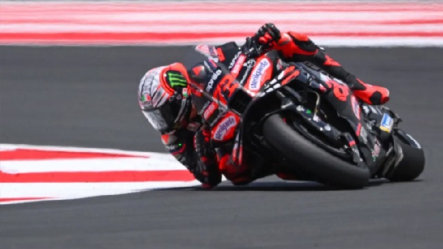 Marco Bezzecchi Juarai Sprint Race MotoGP Mandalika 2025 Penuh Drama