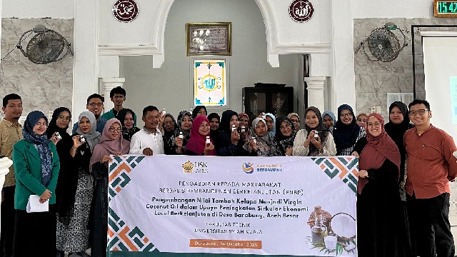 USK Latih Ibu Rumah Tangga Barabung Hasilkan VCO Bernilai Tinggi