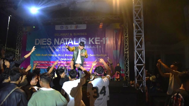 Aris Munandar Hipnotis Penonton di Pentas Utama Dies Natalis Ke 11 ISBI Aceh