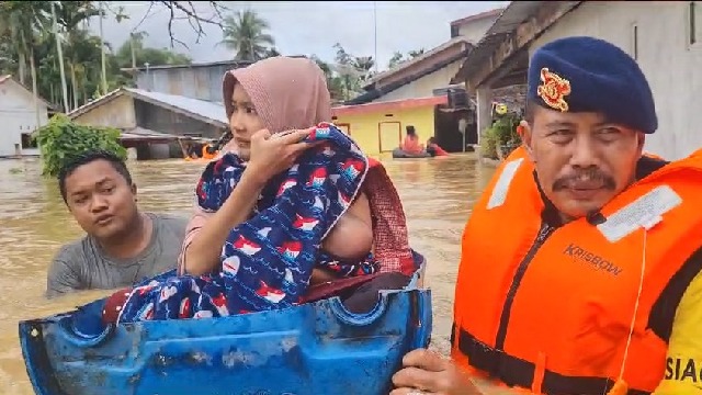 Aksi Brimob Aceh Evakuasi Korban Banjir di Tengah Arus Ekstrem