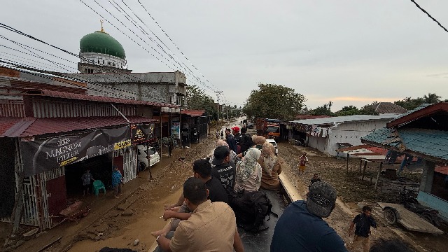 Korban Banjir Banyak Ibu dan Anak Membutuhkan Bantuan Segera