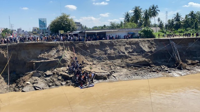 Jembatan Kuta Blang Putus Diterjang Banjir, Warga Lintasi Sungai Gunakan Raket Buatan