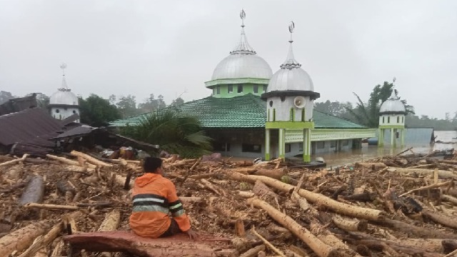 04 Desember 2025: Kampung Skumur Aceh Tamiang Hilang, Hanya Tinggal Masjid yang Berdiri
