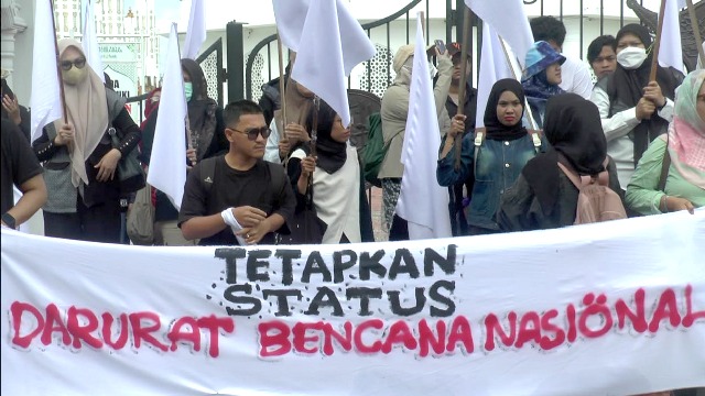 Massa di Aceh Kibarkan Bendera Putih di Depat Masjid Raya Baiturrahman