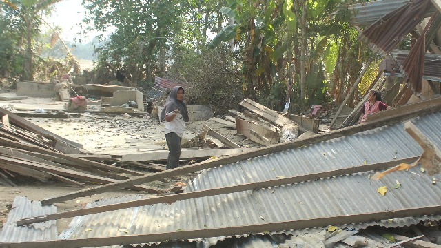 Warga Pante Lhong Bireuen Mulai Bersihkan Puing dan Lumpur Pasca Banjir Bandang