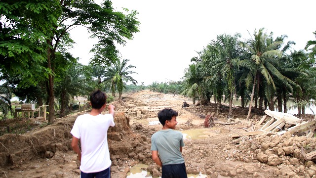 FOTO: Menerjang Jalan Berlumpur dan Berbatu Menyapa Korban yang Terisolasi di Aceh