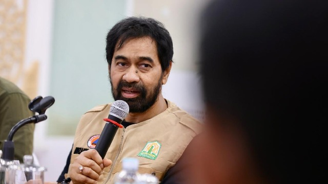 Mualem Sampikan Bantuan Daging Meugang Korban Banjir Kepada Menkeu Purbaya