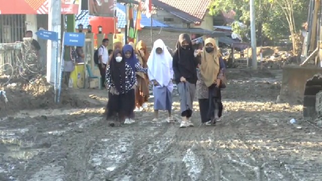 Melihat Hari Pertama Sekolah di Sekolah Rusak dan Tertimbun lumpur di Aceh