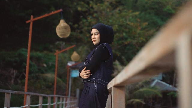 Video Lagu Terbaru Cut Zuhra 'Kecewa' Lengkap dengan Lirik