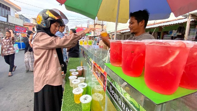 Sensasi Minuman Segar FUN Drink, Banyak Warna Banyak Rasa Jadi Primadona Takjil di Kampung Baru Banda Aceh