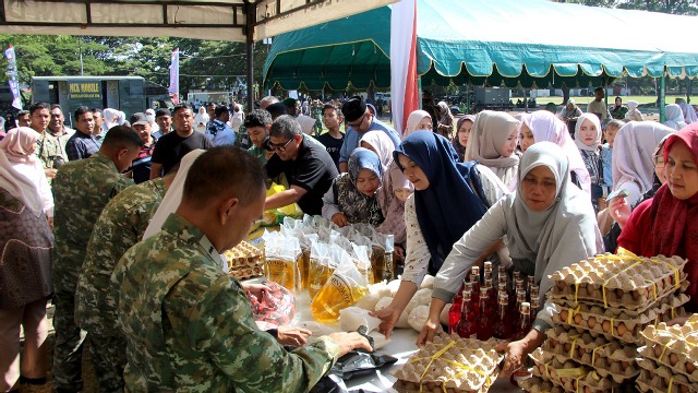 FOTO: Bazar Ramadhan TNI di Blang Padang