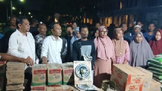 Ceulangik Antarkan Bantuan Gubernur Aceh untuk Pengungsi di Kantor Bupati Bireuen 