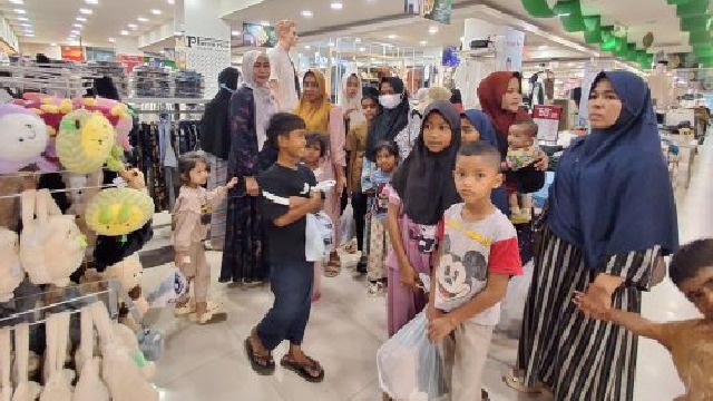 Hj Faridah Adam Ajak Pengungsi Banjir Bireuen Belanja Baju Lebaran