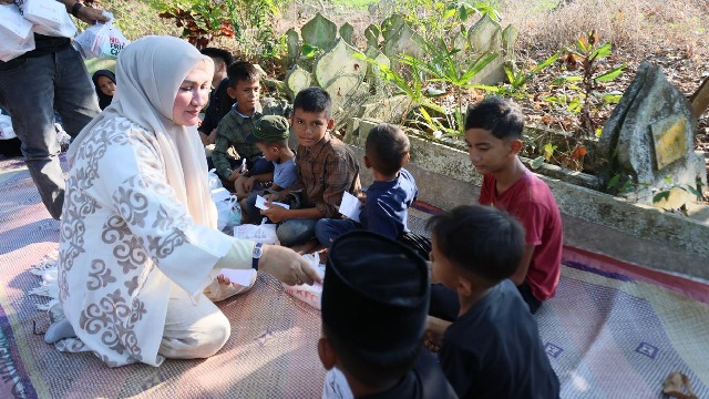 Istri Gubernur Aceh Berlebaran Bersama Anak Yatim di Seunuddon