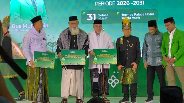 Gus Muhaimin Iskandar Serahkan 10 Tiket Umrah untuk Ulama Besar Aceh