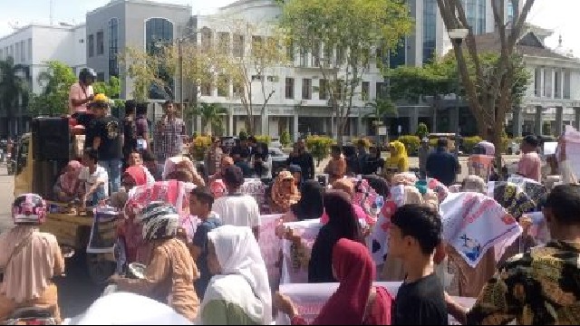 Demo Bupati Bireuen, Ribuan Korban Banjir Sesaki Kantor Pusat Pemerintahan