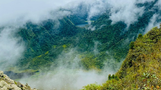 Gunung Peuet Sagoe Pidie: Keindahan Puncak dengan Danau di Bawahnya
