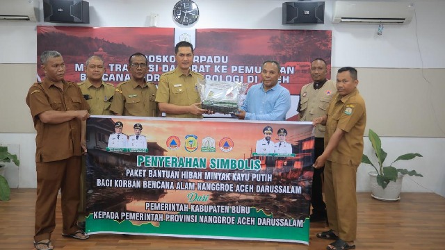 Pemkab Pulau Buru Kirim 2.000 Botol Minyak Kayu Putih untuk Korban Bencana Aceh