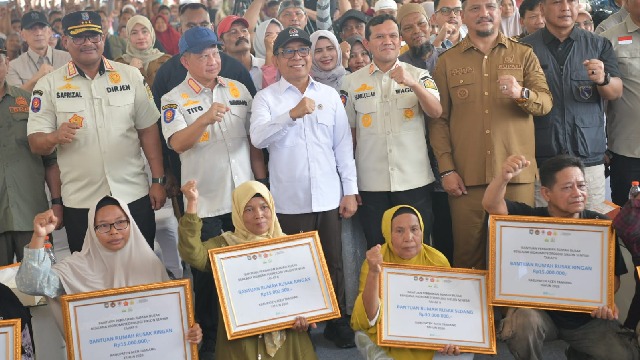 Wagub Aceh bersama Menko PMK dan Mendagri Serahkan Bantuan Rumah Rusak Korban Bencana di Aceh Tamiang