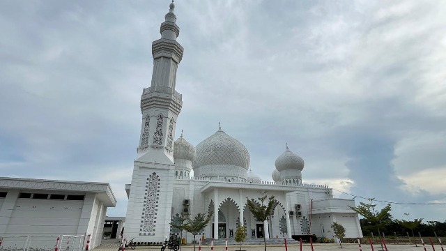 Masjid Putih HM Hanafiah: Ikon Baru Lhoksukon, Aceh Utara, yang Memadukan Kemegahan, Kenyamanan dan Wisata Religi