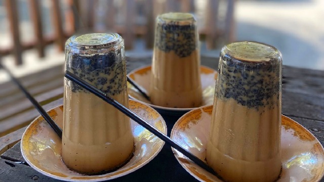 Menikmati Senja di Pantai Batu Putih dengan Segelas Kopi Khop